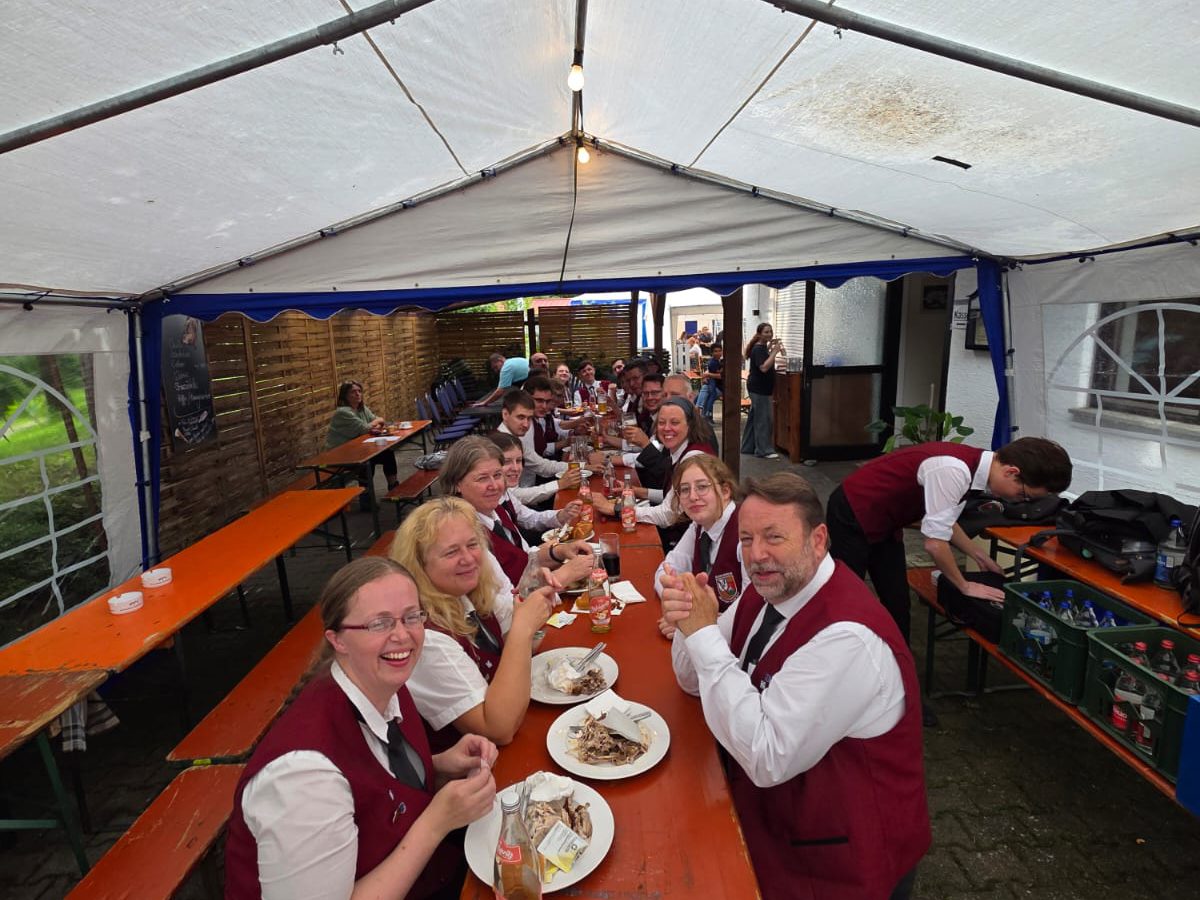 Die Kapelle an einer langen Biertischreihe mit leeren Tellern