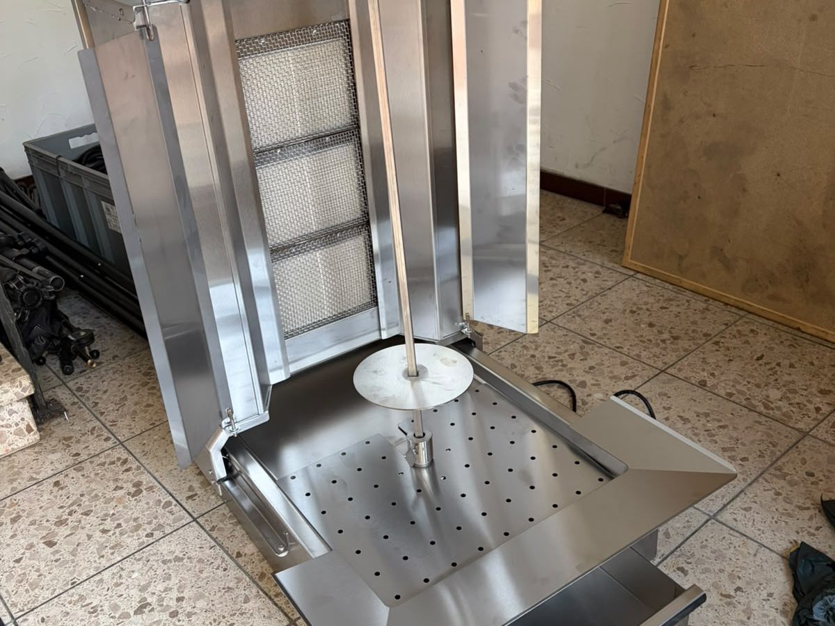Ein neuer Dönergrill aus glänzendem Edelstahl mit Drehspieß