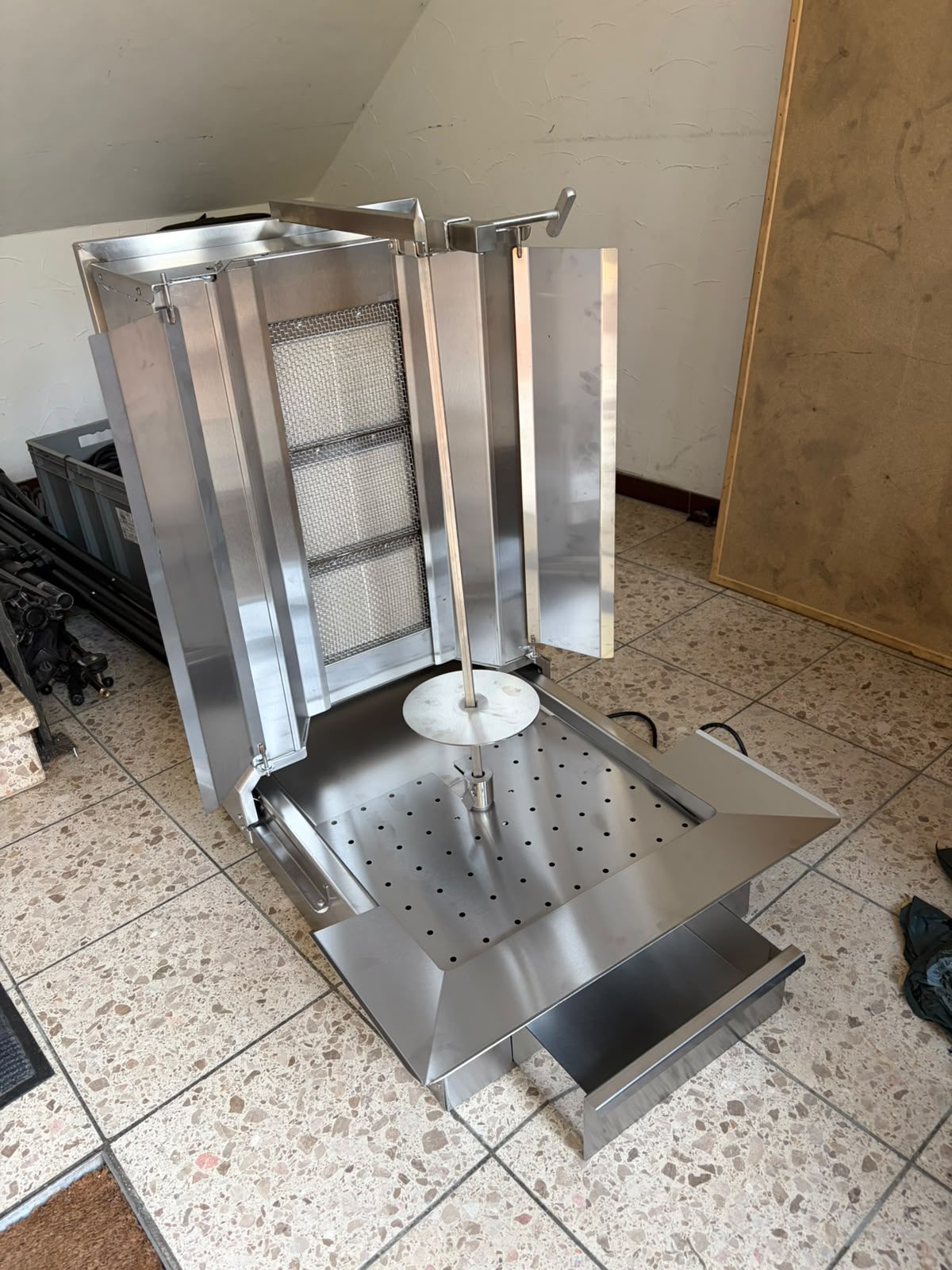 Ein neuer Dönergrill aus glänzendem Edelstahl mit Drehspieß