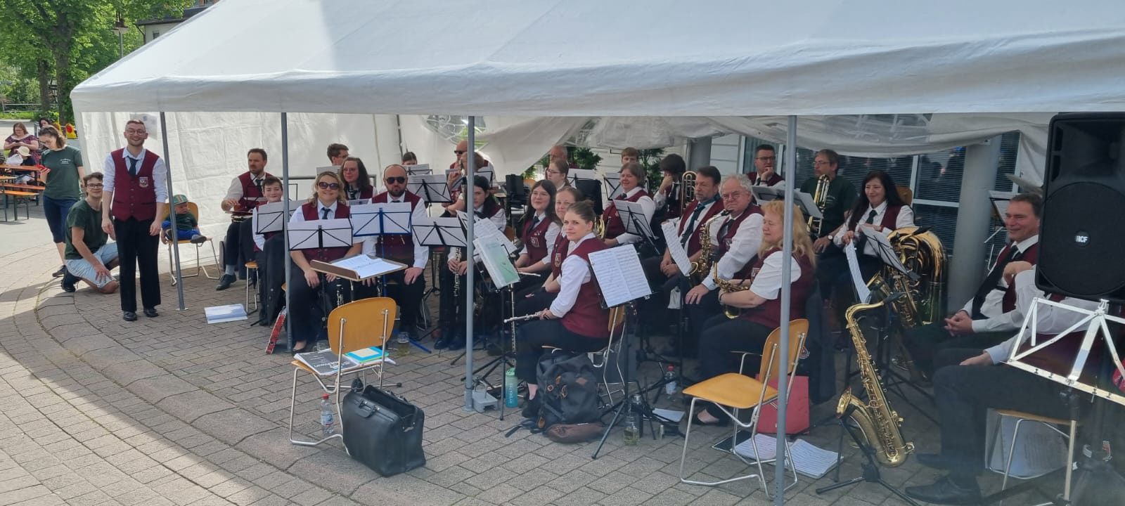 Die Stammkapelle in Uniform unter dem Festzelt in der Naberner Ortsmitte