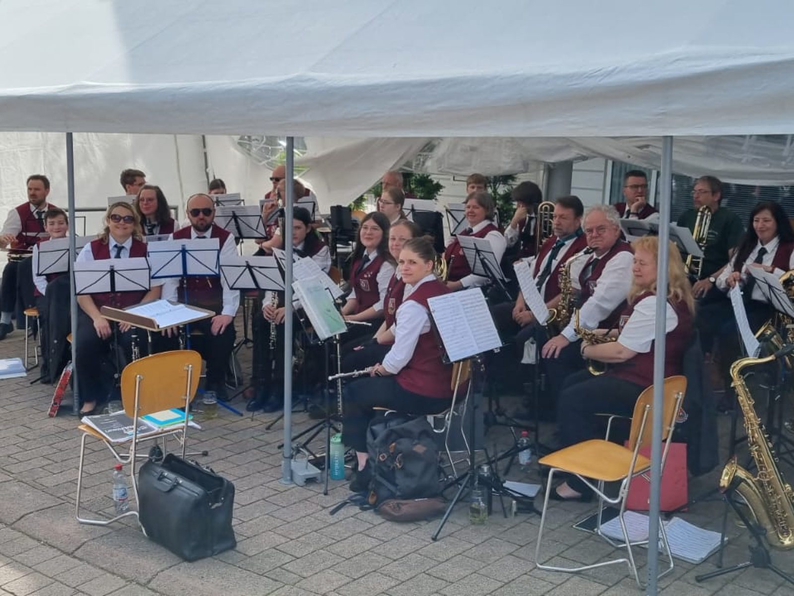 Die Stammkapelle in Uniform unter dem Festzelt in der Naberner Ortsmitte