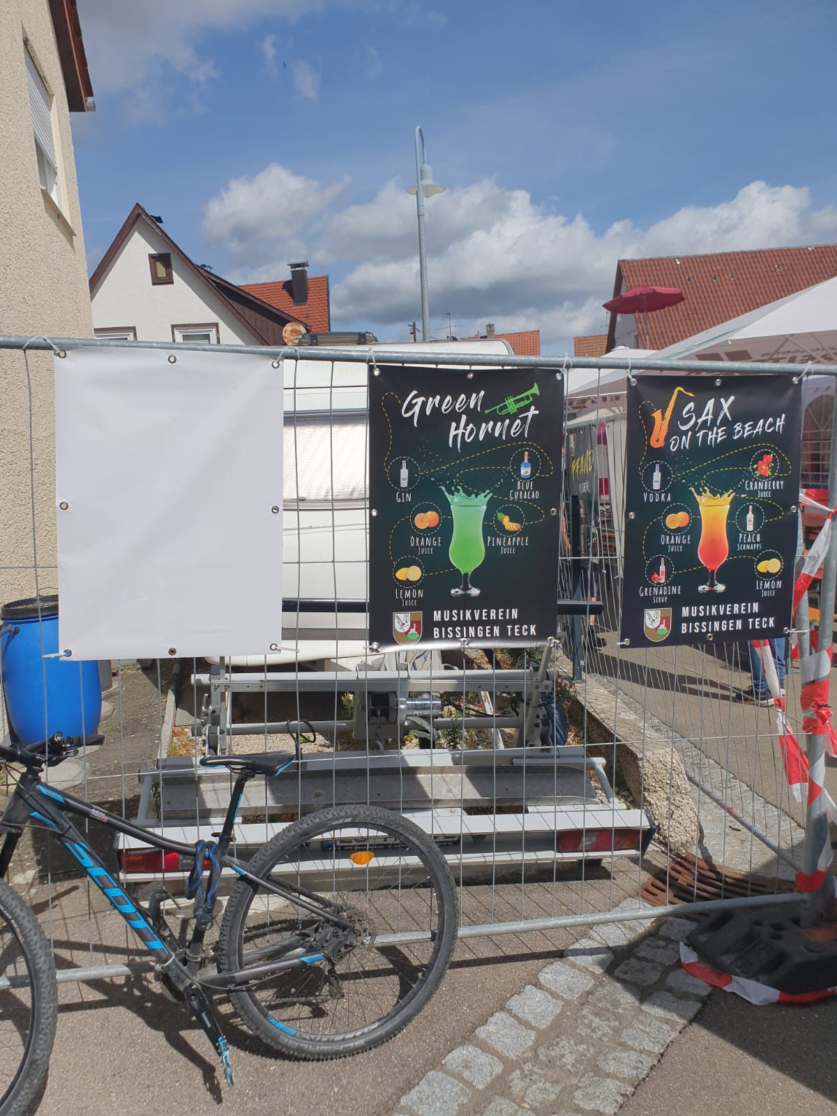 Drei Banner am Bauzaun: ein leeres, „Green Hornet“ mit Trompete und „Sax on the Beach“ mit Saxophon
