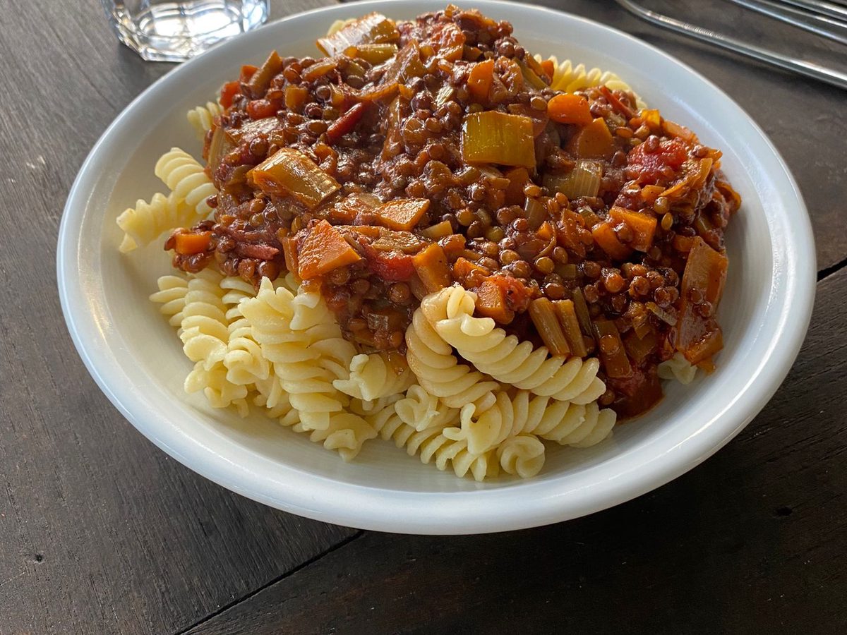 Ein Teller Fusilli mit Linsenbolognese