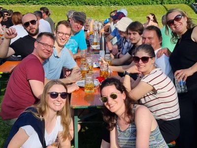 Die Gruppe mit Maßkrügen im Biergarten am Ende der Wanderung