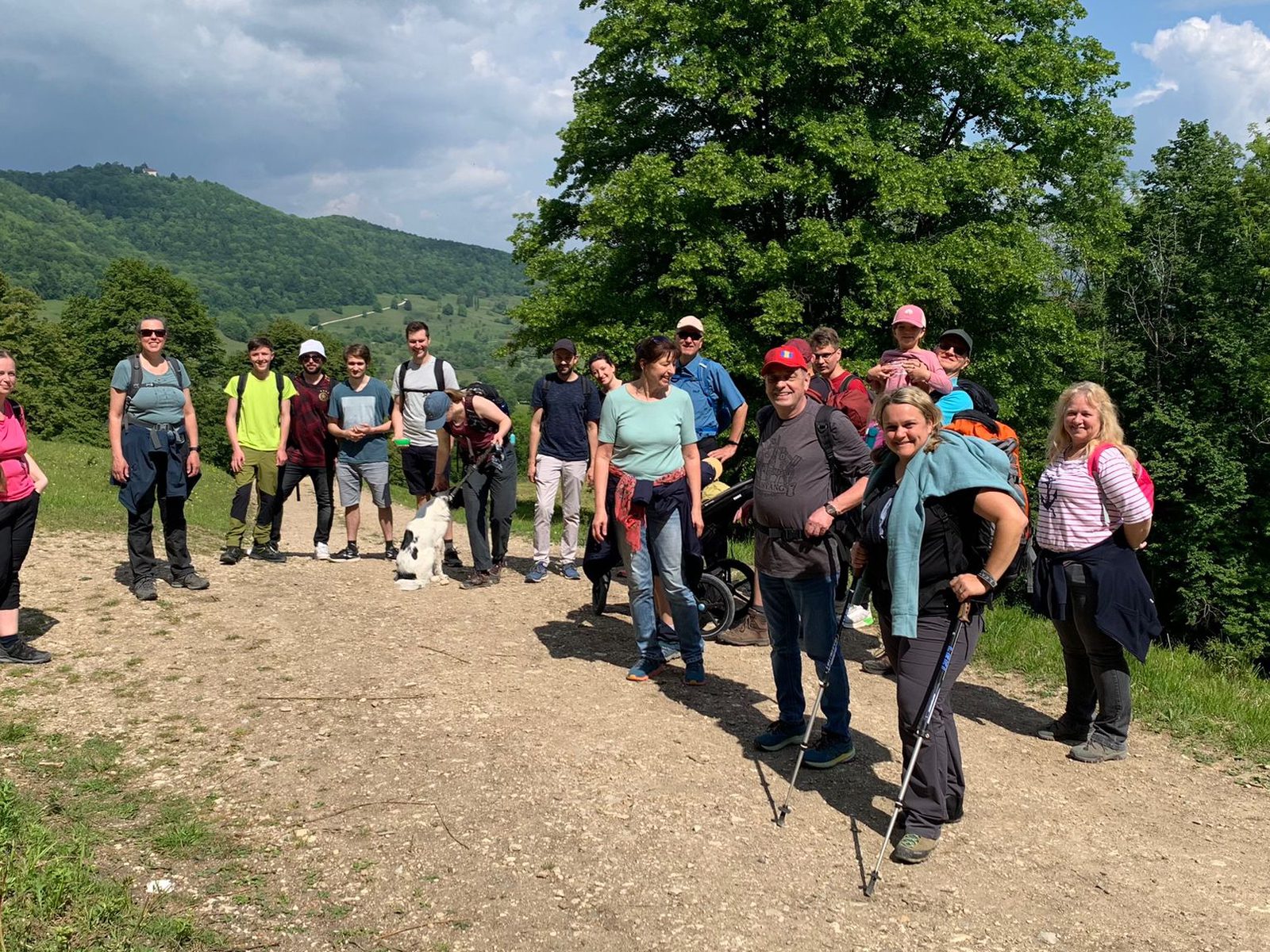 Die Wandergruppe auf einem Weg, hinter ihr die Teck mit der Burg