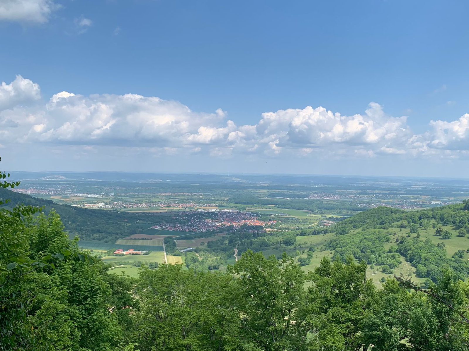 Aussicht vom Albtrauf über ein Dorf mit roten Dächern