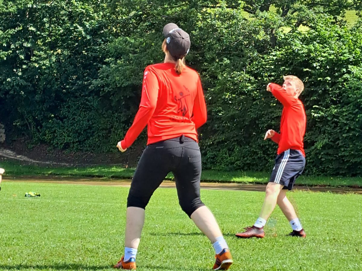 Zwei Spieler schauen dem Ball nach