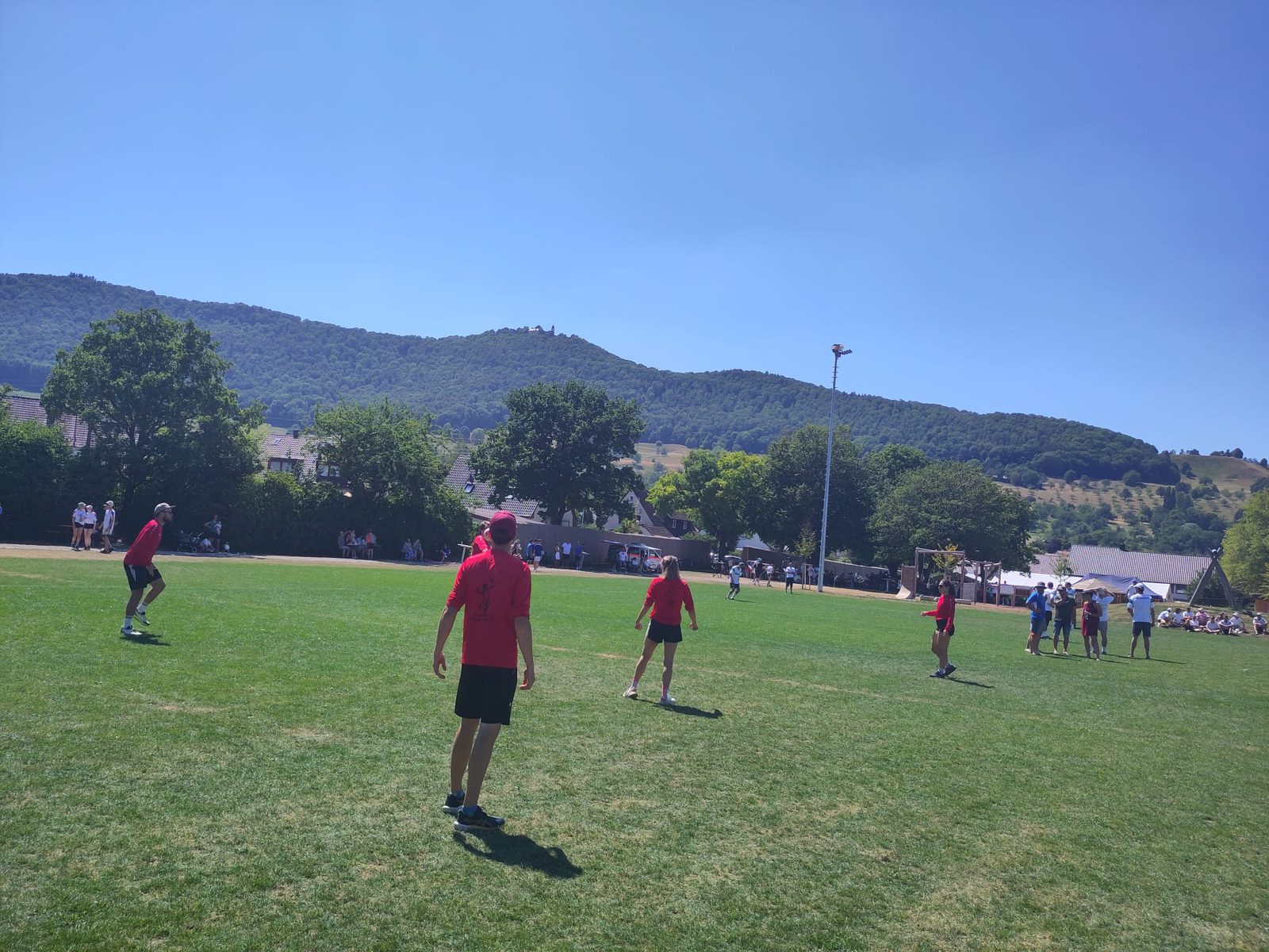 Unser Team im Spiel, im Hintergrund die Teck