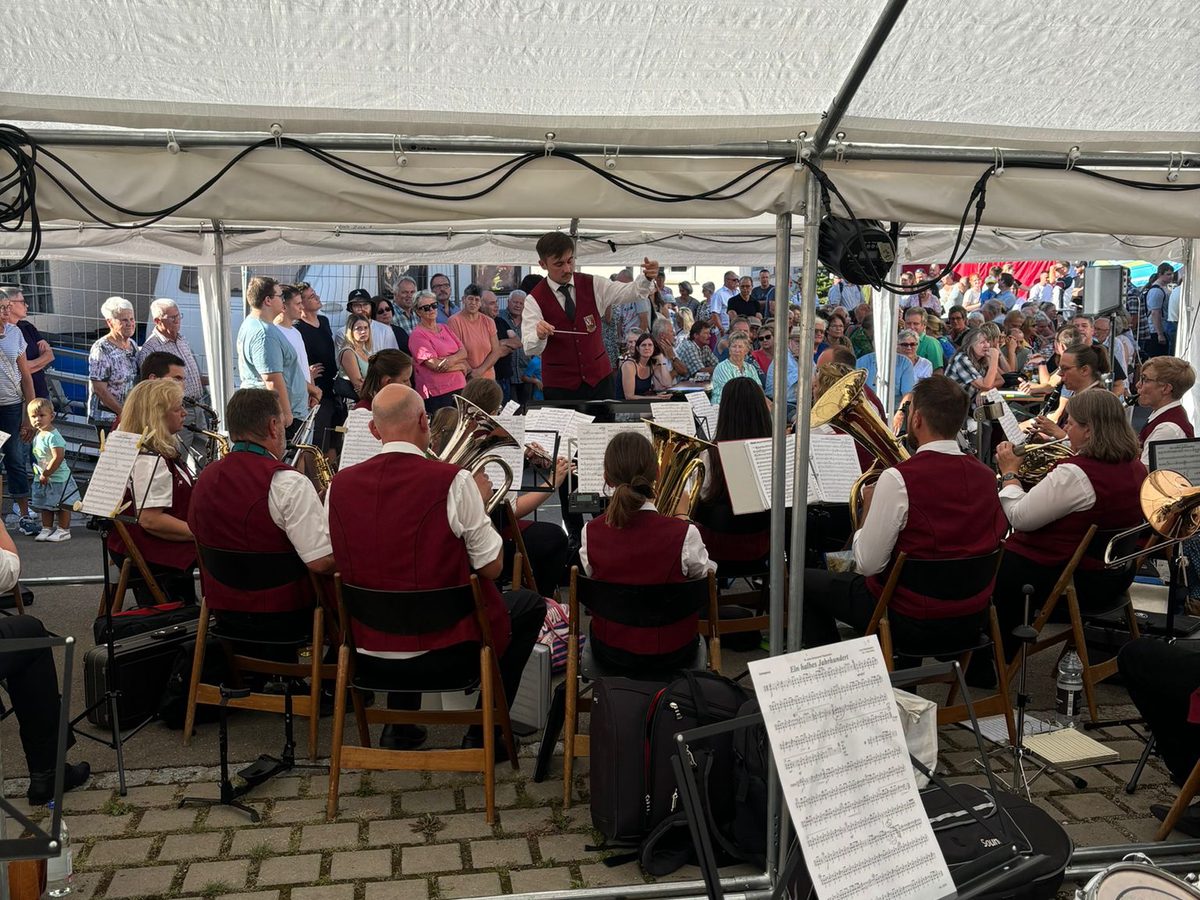Blick vom Schlagzeug über die Kapelle ins Publikum