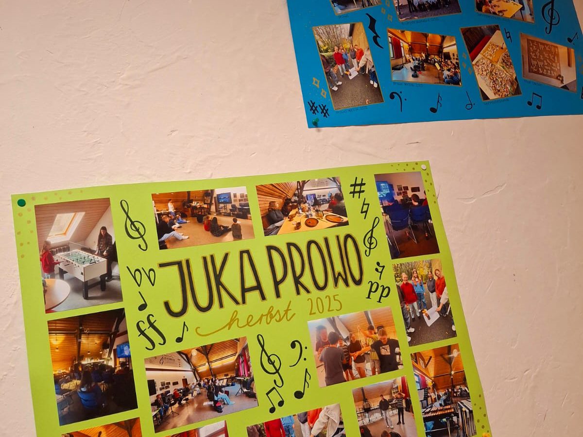 Beide Plakate nebeneinander an der Wand