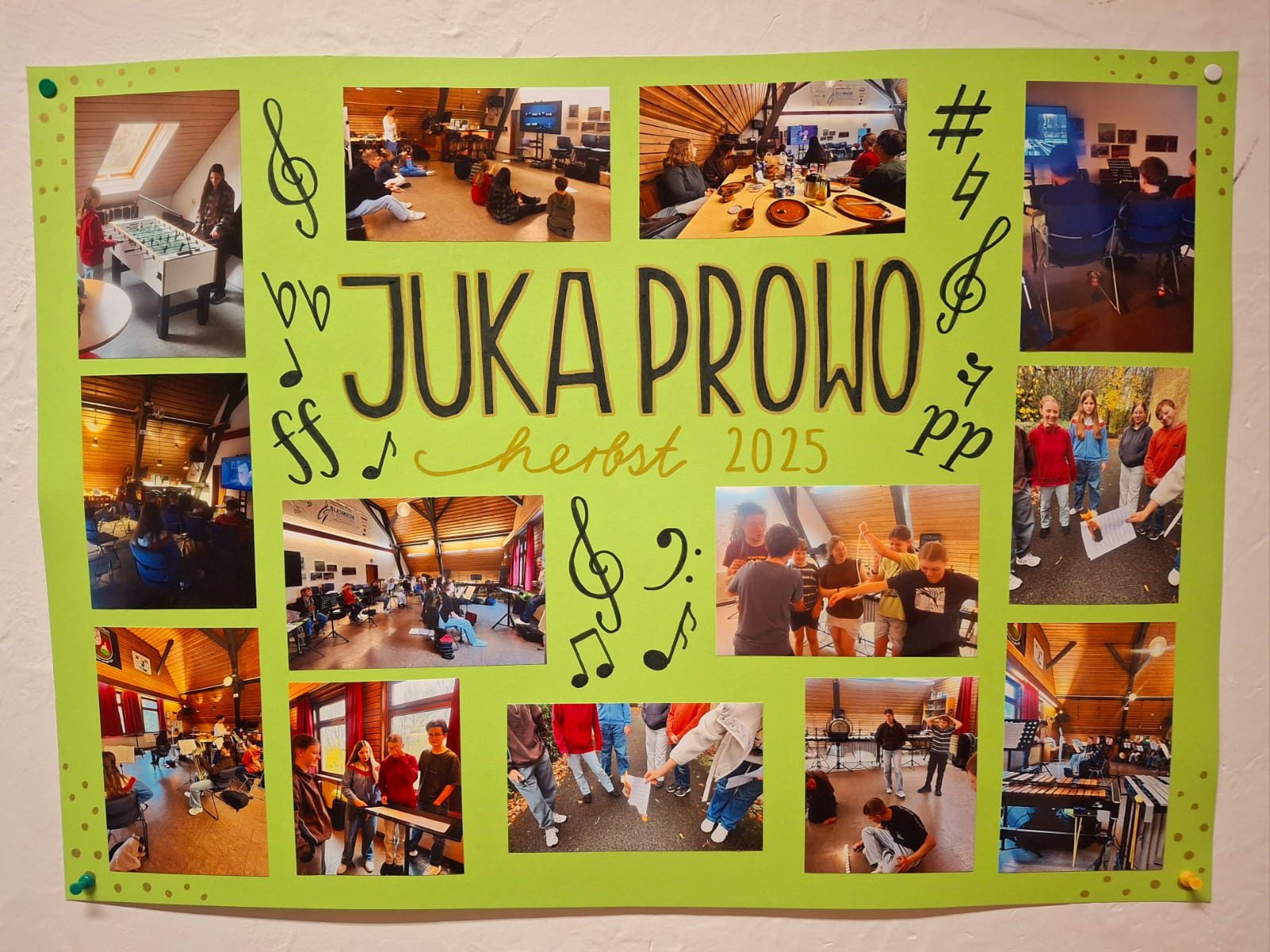 Hellgrünes Plakat „JuKa ProWo Herbst 2025“ mit dreizehn Fotos: Tischkicker, Proben, Essen, Spiele im Freien