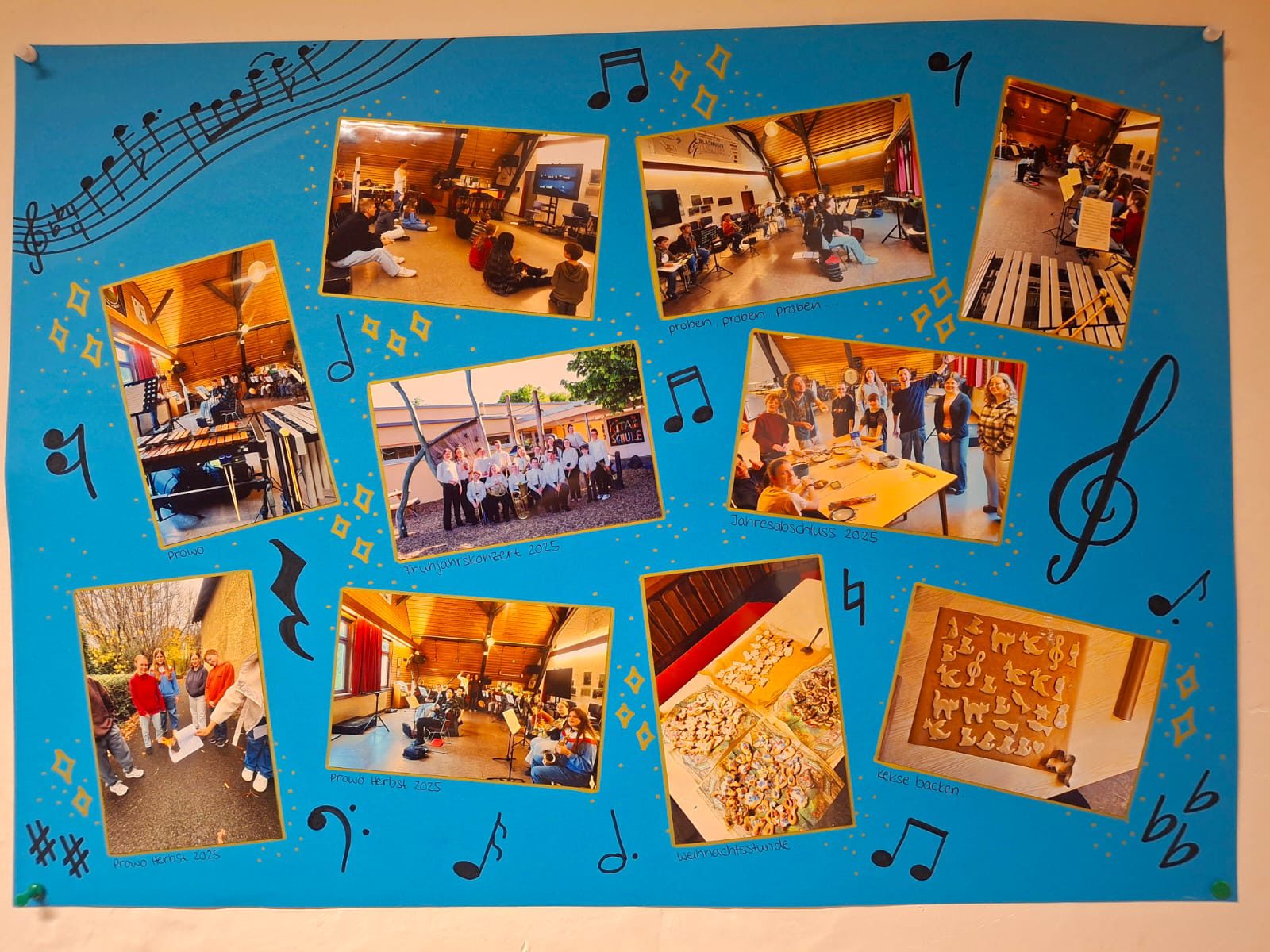 Blaues Plakat mit Sternen und Fotos vom Frühjahrskonzert, Jahresabschluss, Probewochenende und Plätzchenbacken