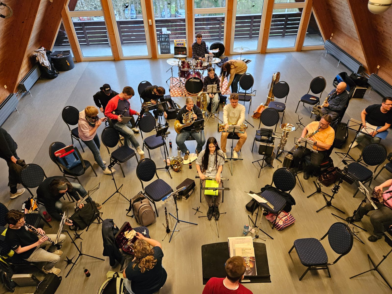 Blick von der Galerie in die Halle, die Kapelle baut auf