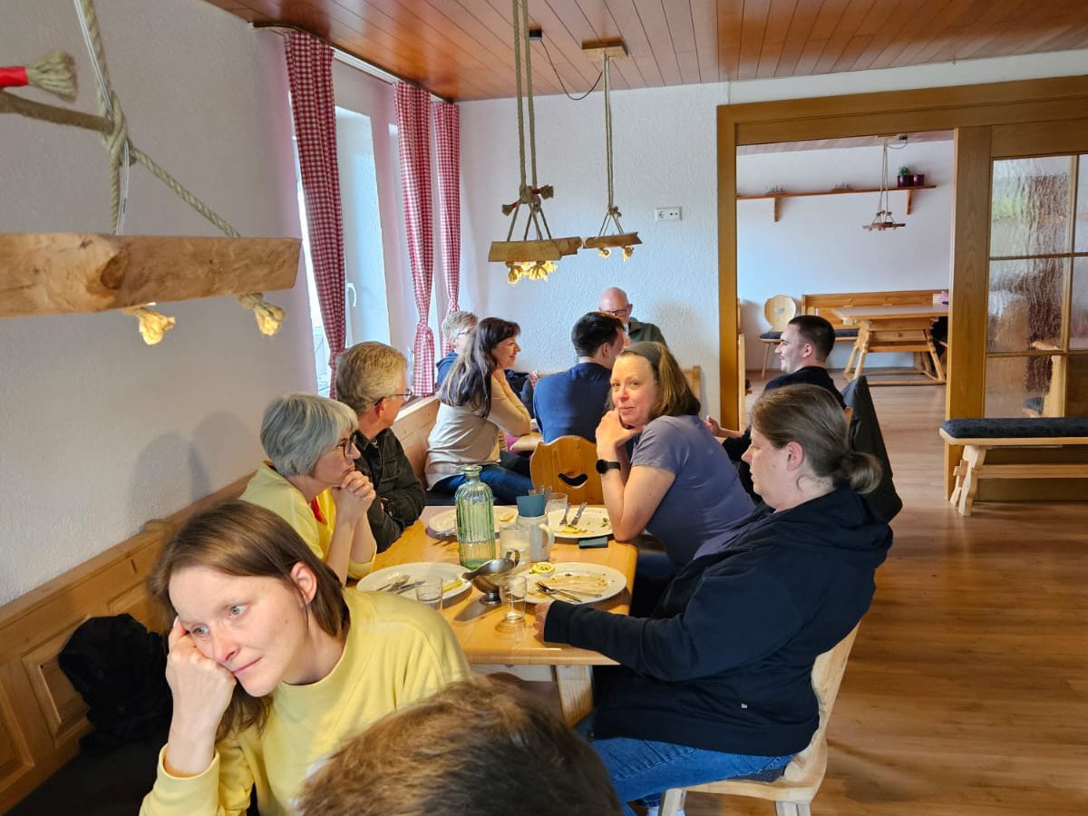 Nach dem Mittagessen: müde Gesichter am Tisch